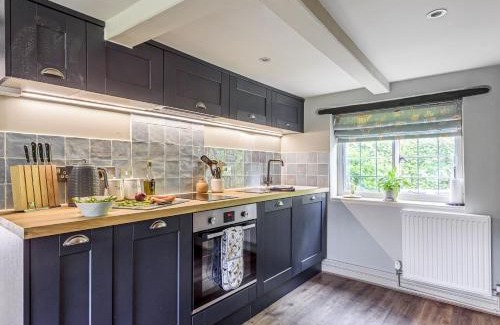 Blandford Forum House | Guest Rated 9.8: Family-Friendly Jasmine Cottage Retreat