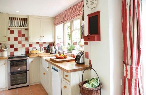Burford House | Pet-Friendly Retreat at Jasmine Cottage, Oxfordshire