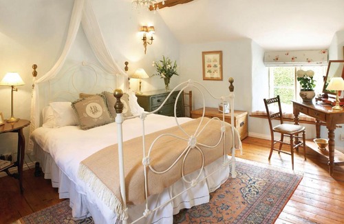 Burford House | Pet-Friendly Retreat at Jasmine Cottage, Oxfordshire