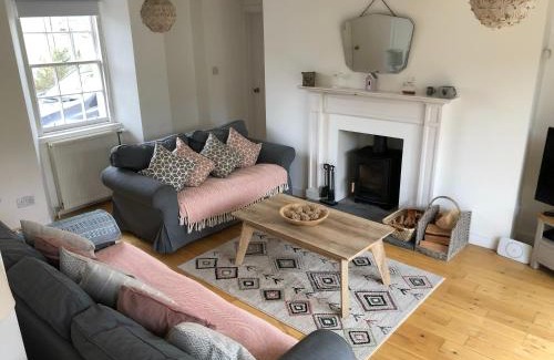 Kilconquhar Apartment | Jasmine Cottage: Cozy Retreat for 6 with Garden & Pets