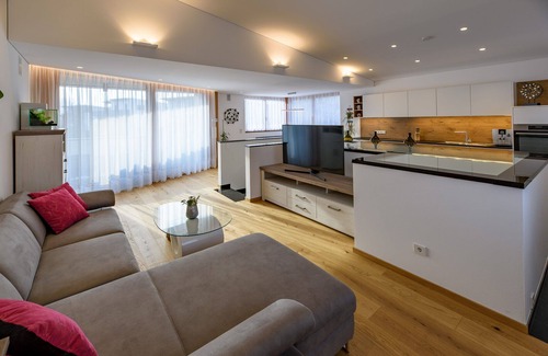 Laces Apartment | Relax in Jasmine Guest Suite with Pool and Breakfast Included