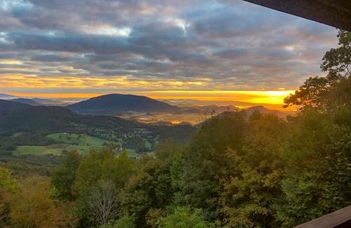 West Jefferson House | Escape to Jasmine Heights - Ideal Family Getaway 2023