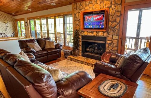 West Jefferson House | Escape to Jasmine Heights - Ideal Family Getaway 2023