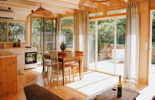 Amirim House | Relax at Jasmine House: Pet-Friendly Oasis with Ocean Views