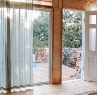 Amirim House | Relax at Jasmine House: Pet-Friendly Oasis with Ocean Views