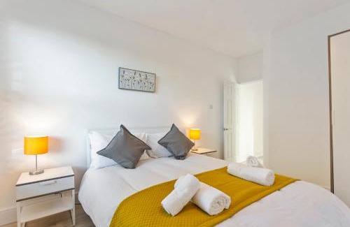 Nottingham Apartment | Jasmine Villa A: Family-Friendly Stay Near QMC & Uni