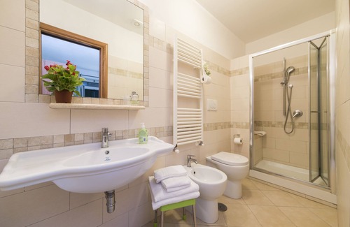 San Lazzaro Cabin | Cozy Jasmine Retreat - En-Suite & Ocean Views on Amalfi Coast