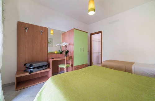 San Lazzaro Cabin | Cozy Jasmine Retreat - En-Suite & Ocean Views on Amalfi Coast