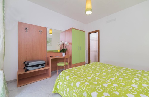 San Lazzaro Cabin | Cozy Jasmine Retreat - En-Suite & Ocean Views on Amalfi Coast