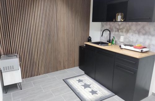 Einigen Apartment | Top-Rated Jasmins Airbnb: Perfect for Families and Kids
