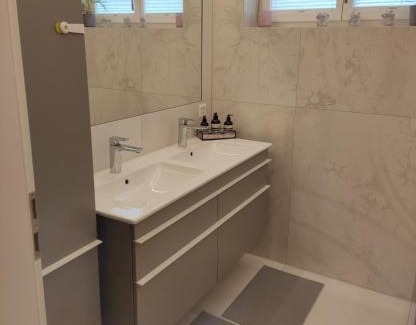Einigen Apartment | Top-Rated Jasmins Airbnb: Perfect for Families and Kids