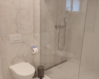 Einigen Apartment | Top-Rated Jasmins Airbnb: Perfect for Families and Kids