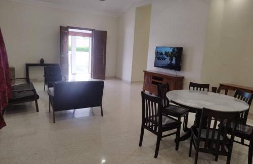 Taman Haji Zainal House | Exceptional JAST 9 Pioneer Cove Villa with Pool & Family Fun