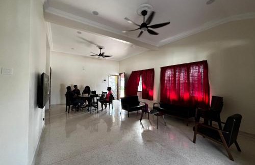 Taman Haji Zainal House | Exceptional JAST 9 Pioneer Cove Villa with Pool & Family Fun
