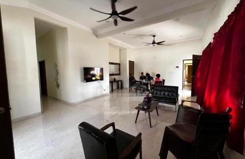 Taman Haji Zainal House | Exceptional JAST 9 Pioneer Cove Villa with Pool & Family Fun