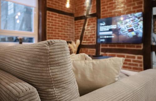 Hamelin Apartment | Top-rated JASTA Homes: Altstadt-Apartment with Pool & Dining