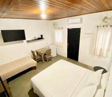 Centro House | Relax at Jataí Guest House with Oceanfront Pool Access