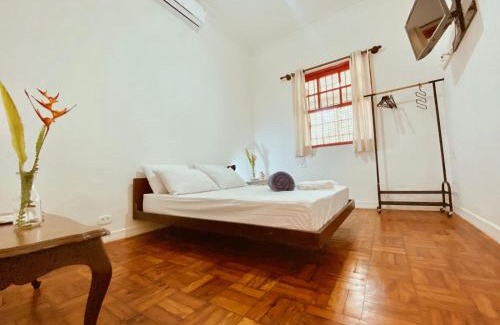 Centro House | Relax at Jataí Guest House with Oceanfront Pool Access