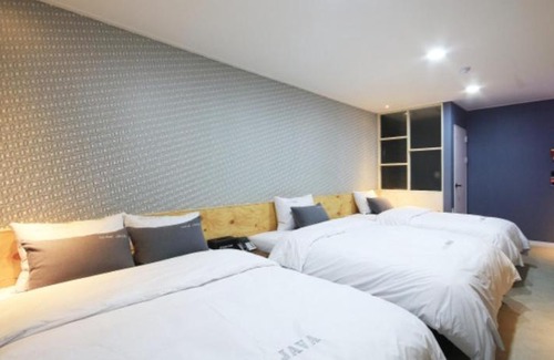 Gwangyang Hotel | Eco-Friendly Java Hotel: Family Retreat with Breakfast & Hot Tub