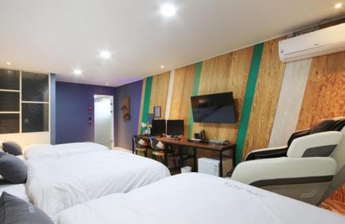 Gwangyang Hotel | Eco-Friendly Java Hotel: Family Retreat with Breakfast & Hot Tub