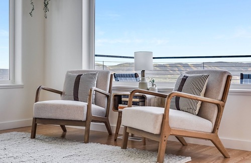 Underwood House | Spectacular Views of Mt Hood with Family-Friendly Amenities