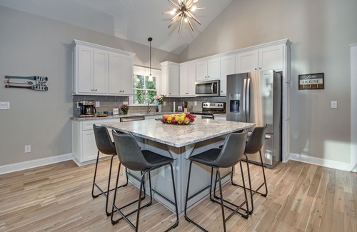 Buford House | Stunning LakePoint @ Lanier: Breathtaking Views & 10/10 Rating