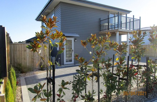 Wharewaka Apartment | Stunning Taupo View Loft with Ocean Views & Breakfast