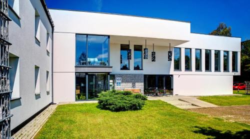 Radruz Apartment | Comfortable Stay at JAWOR with On-Site Restaurant