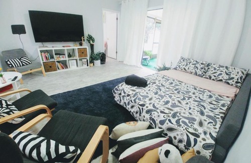 Sandalwood House | Inviting JaXRelaX for 8 Guests with Breakfast & TV