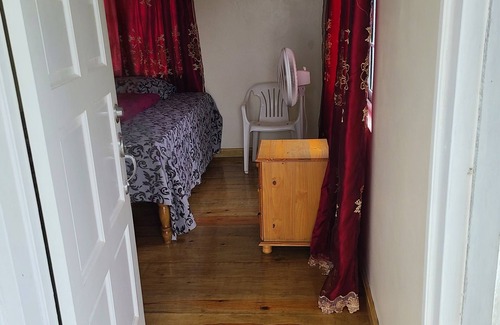 Penlyne Castle House | Top-Rated Jay's Guest House II with Family-Friendly Amenities