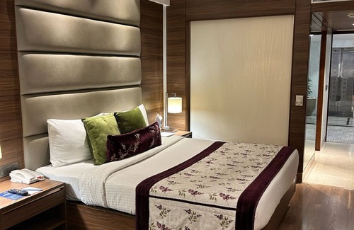 New Delhi Hotel | Relax at Jaypee Siddharth: Pool, Spa & Family-Friendly Stays
