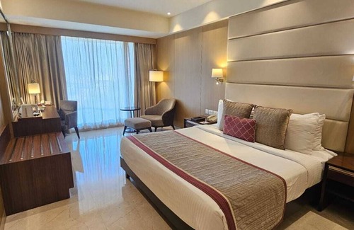 New Delhi Hotel | Relax at Jaypee Siddharth: Pool, Spa & Family-Friendly Stays