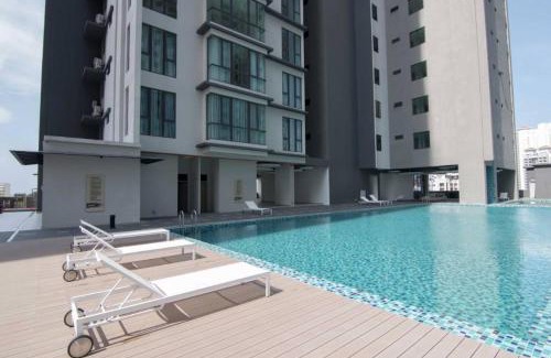 Seri Tanjung Pinang Apartment | Relaxing Jazz 313: 2-Bedroom Suite with Pool & Seaview
