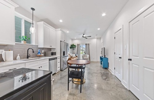 Lafayette House | Jazz House - King Bed, Pet Friendly & 10/10 Guest Rated