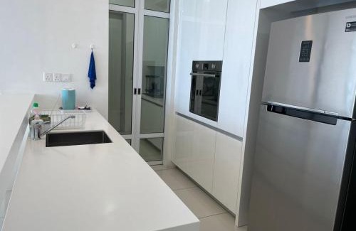 Seri Tanjung Pinang Apartment | Ocean View Jazz Suite with Netflix & Pool Access