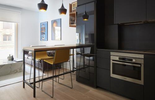 Gros Apartment | Discover Jazzaldi Suite: A Family-Friendly 4-Star Retreat