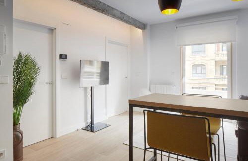 Gros Apartment | Discover Jazzaldi Suite: A Family-Friendly 4-Star Retreat