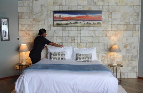 Thornhill Bed & Breakfast | Discover Jbay Zebra Lodge: Oceanfront Retreat with Pool