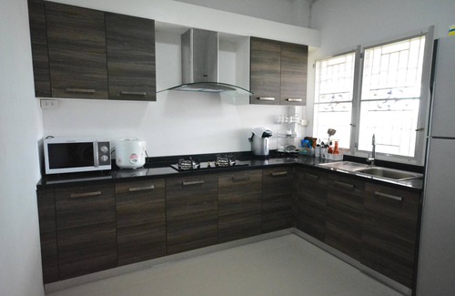 Phunphin House | Family-Friendly JC Guesthouse with Accessible Amenities