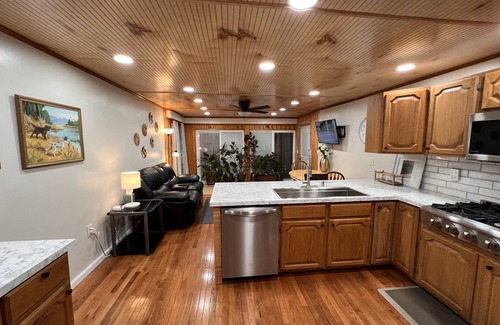 Hebron Apartment | Cozy JC's Place #4: Family-Friendly with Breakfast Included