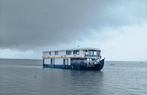 Erezha Boat Rental | Experience JCT Houseboat: Family-Friendly with Dining Options