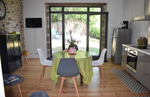 Auzits House | Family-Friendly Jeanne's Cottage with Full Kitchen Access