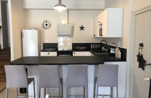 Castres Cottage | Relax at Jeanne's House: Pet-Friendly Lake View Retreat