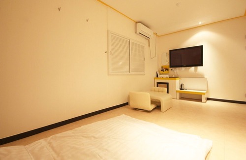 Hwaseong Hotel | Eco-Friendly Jebudo Seaside with Family Amenities Included