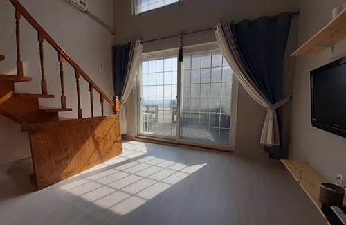 Hwaseong Condo | Guest Rated 9/10: Jebudo Yeonliji Pension with Kitchen & More