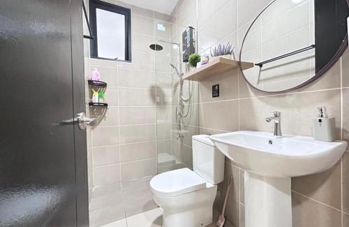 Kuching Apartment | Inviting Jeff and Ricky Homestay: Poolside Retreat Awaits