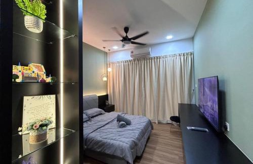 Kuching Apartment | Inviting Jeff and Ricky Homestay: Poolside Retreat Awaits