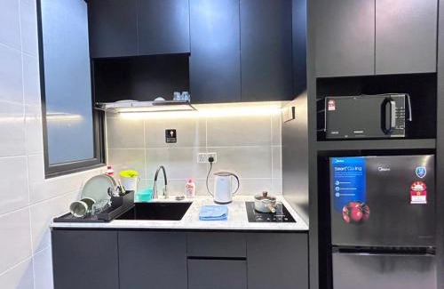 Kuching Apartment | Inviting Jeff and Ricky Homestay: Poolside Retreat Awaits