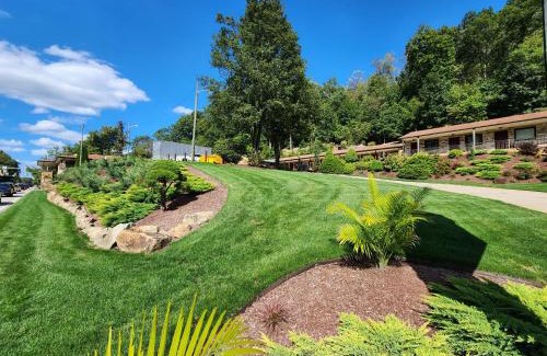 Clairton Hotel | Pet-Friendly Jefferson Hills Motel with Family Amenities