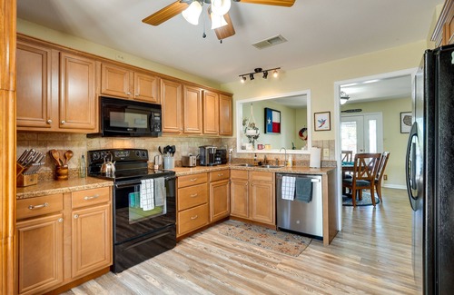 Jefferson House | Idyllic Jefferson Vacation Rental with Spa on Lake O' the Pines
